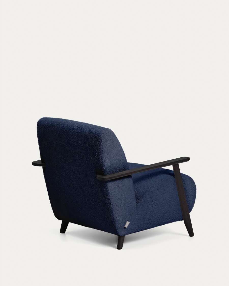 Sessel Meghan in blauem, schwer entflammbarem Lammfellimitat mit massivem Eschenholz mit Wenge-Finish, FSC Mix Credit