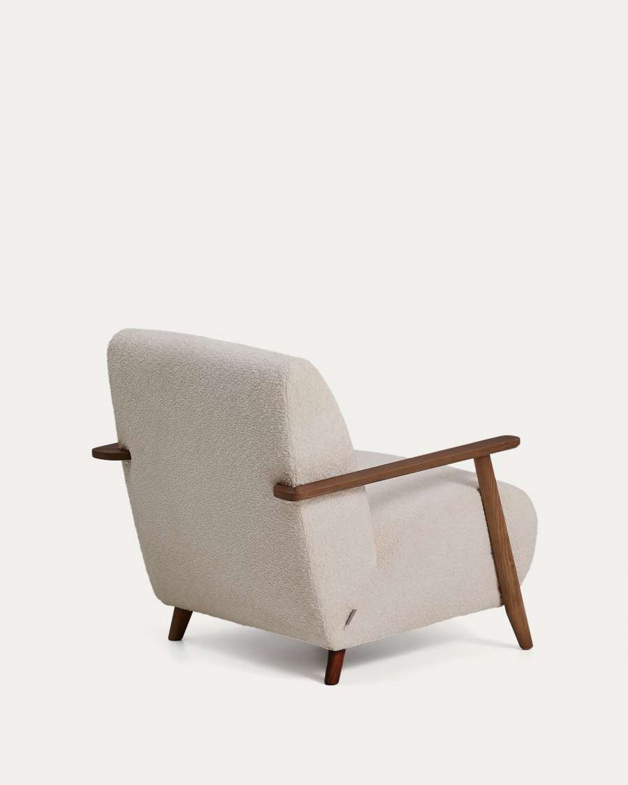 Sessel Meghan in beigem, schwer entflammbarem Lammfellimitat mit massivem Eschenholz mit Nussbaum-Finish, FSC Mix Credit