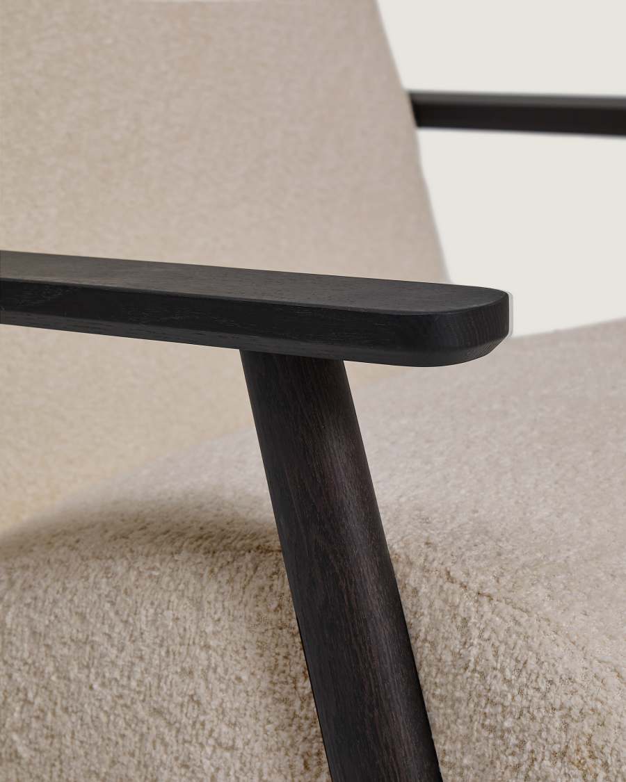 Sessel Meghan in beigem, schwer entflammbarem Lammfellimitat mit massivem Eschenholz mit Wenge-Finish, FSC Mix Credit