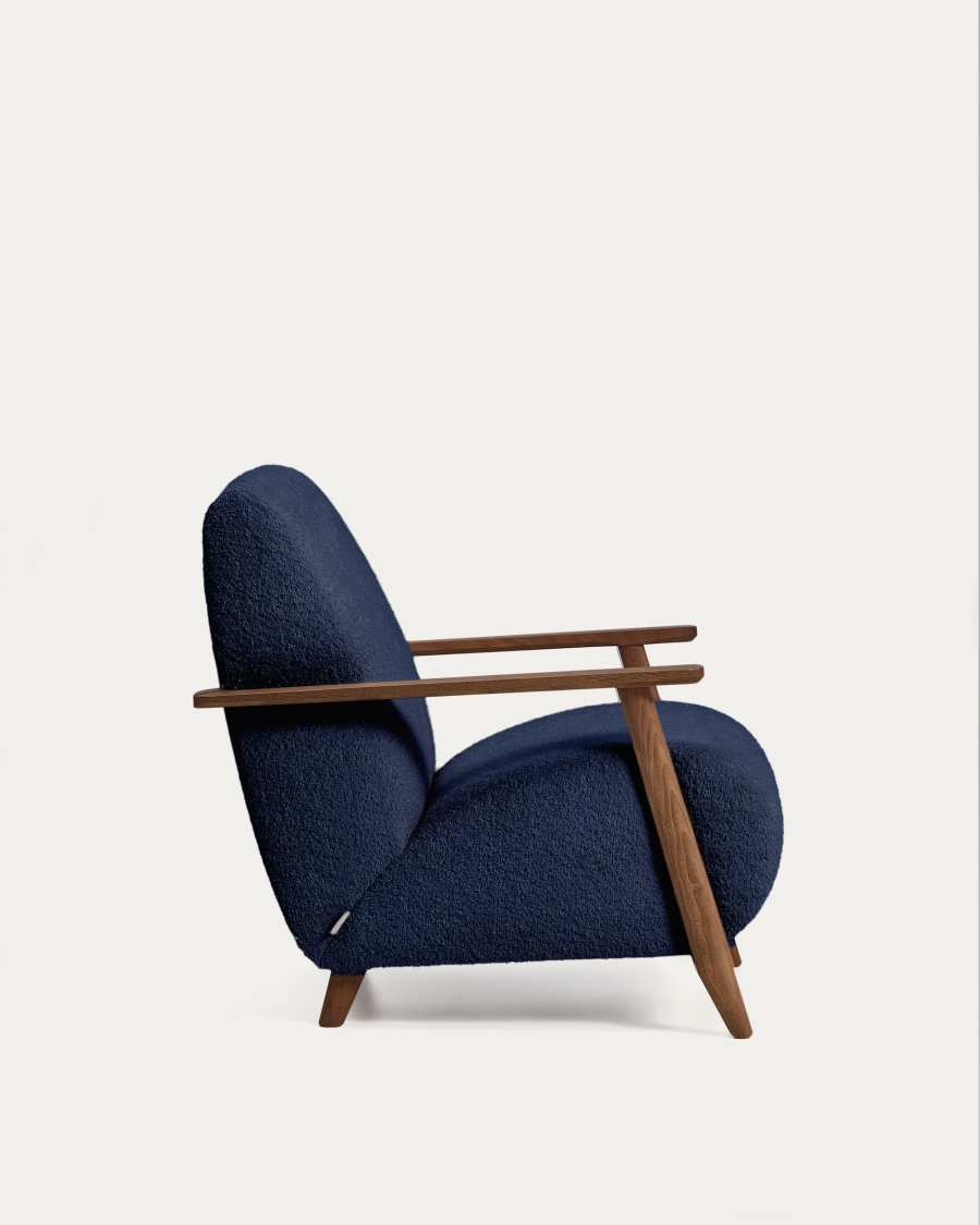 Sessel Meghan in blauem, schwer entflammbarem Lammfellimitat mit massivem Eschenholz mit Nussbaum-Finish, FSC Mix Credit