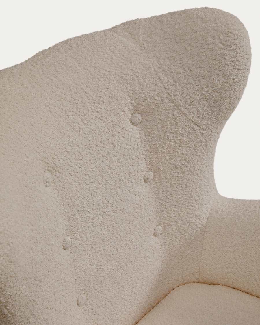 Sessel Patio in beigem, schwer entflammbarem Lammfellimitat mit Beinen aus massivem Buchenholz, FSC Mix Credit