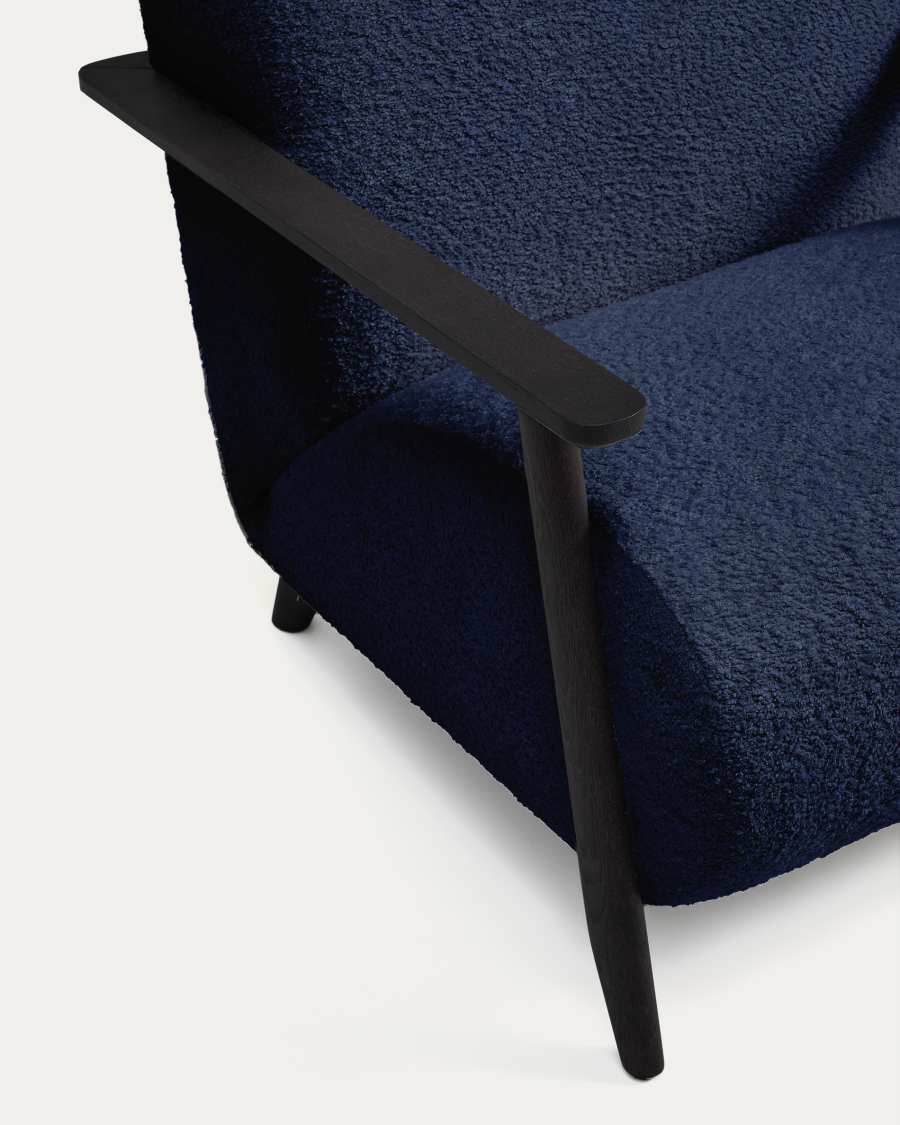 Sessel Meghan in blauem, schwer entflammbarem Lammfellimitat mit massivem Eschenholz mit Wenge-Finish, FSC Mix Credit