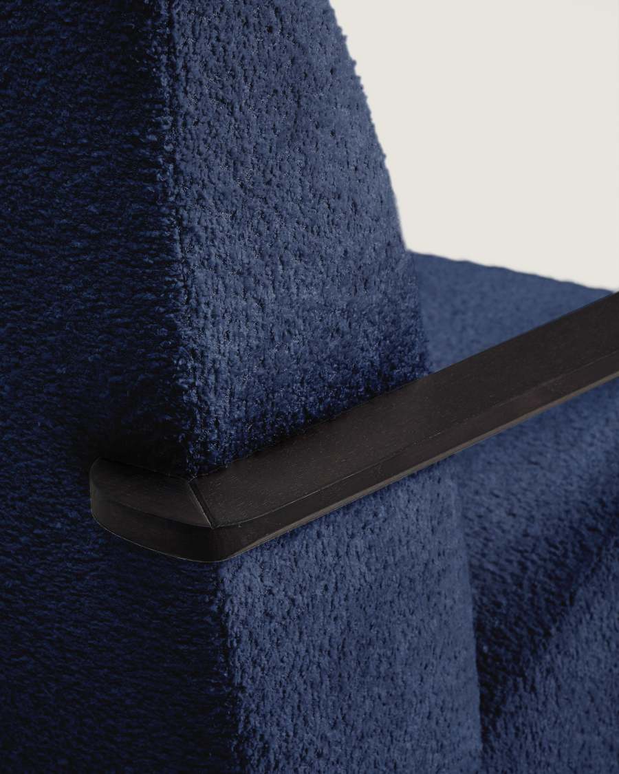 Sessel Meghan in blauem, schwer entflammbarem Lammfellimitat mit massivem Eschenholz mit Wenge-Finish, FSC Mix Credit