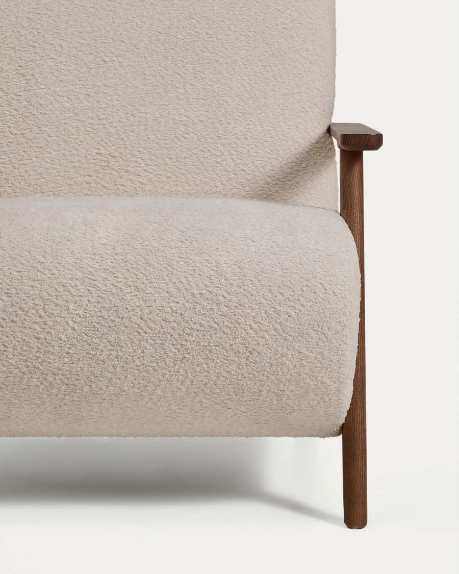 Sessel Meghan in beigem, schwer entflammbarem Lammfellimitat mit massivem Eschenholz mit Nussbaum-Finish, FSC Mix Credit