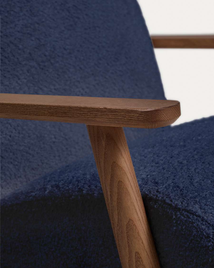 Sessel Meghan in blauem, schwer entflammbarem Lammfellimitat mit massivem Eschenholz mit Nussbaum-Finish, FSC Mix Credit