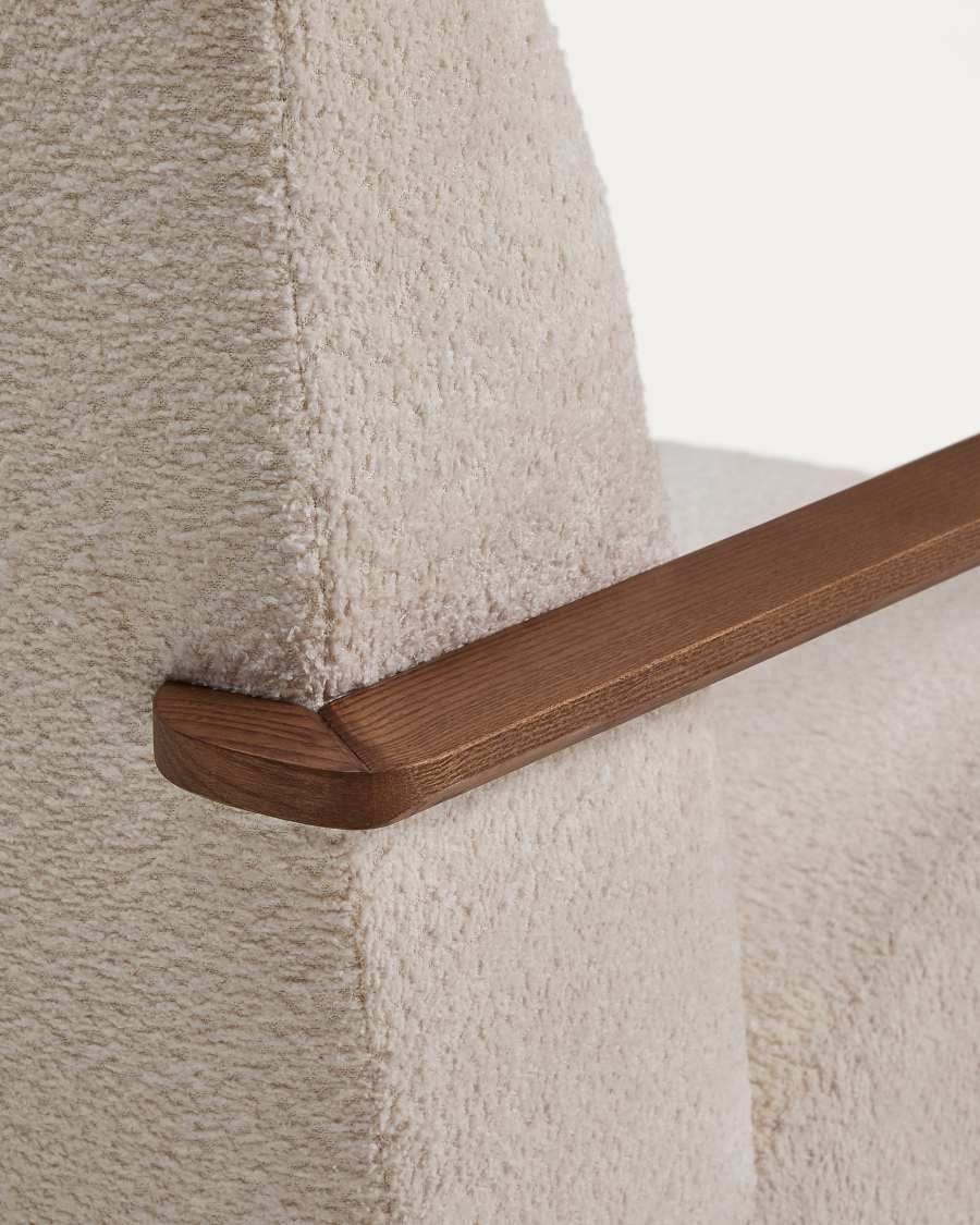 Sessel Meghan in beigem, schwer entflammbarem Lammfellimitat mit massivem Eschenholz mit Nussbaum-Finish, FSC Mix Credit