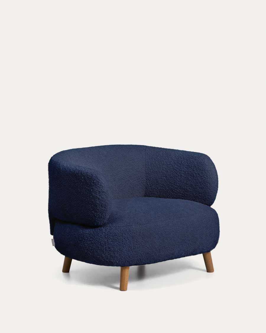 Sessel Luisa in blauem, schwer entflammbarem Lammfellimitat mit Beinen aus massivem Buchenholz, 90 cm