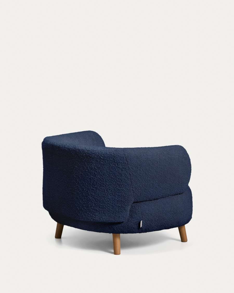 Sessel Luisa in blauem, schwer entflammbarem Lammfellimitat mit Beinen aus massivem Buchenholz, 90 cm