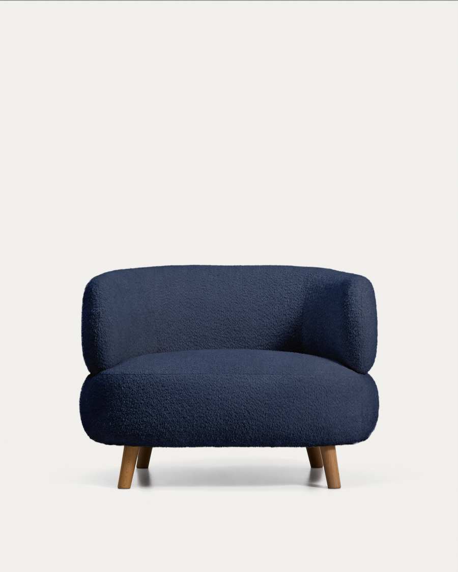 Sessel Luisa in blauem, schwer entflammbarem Lammfellimitat mit Beinen aus massivem Buchenholz, 90 cm