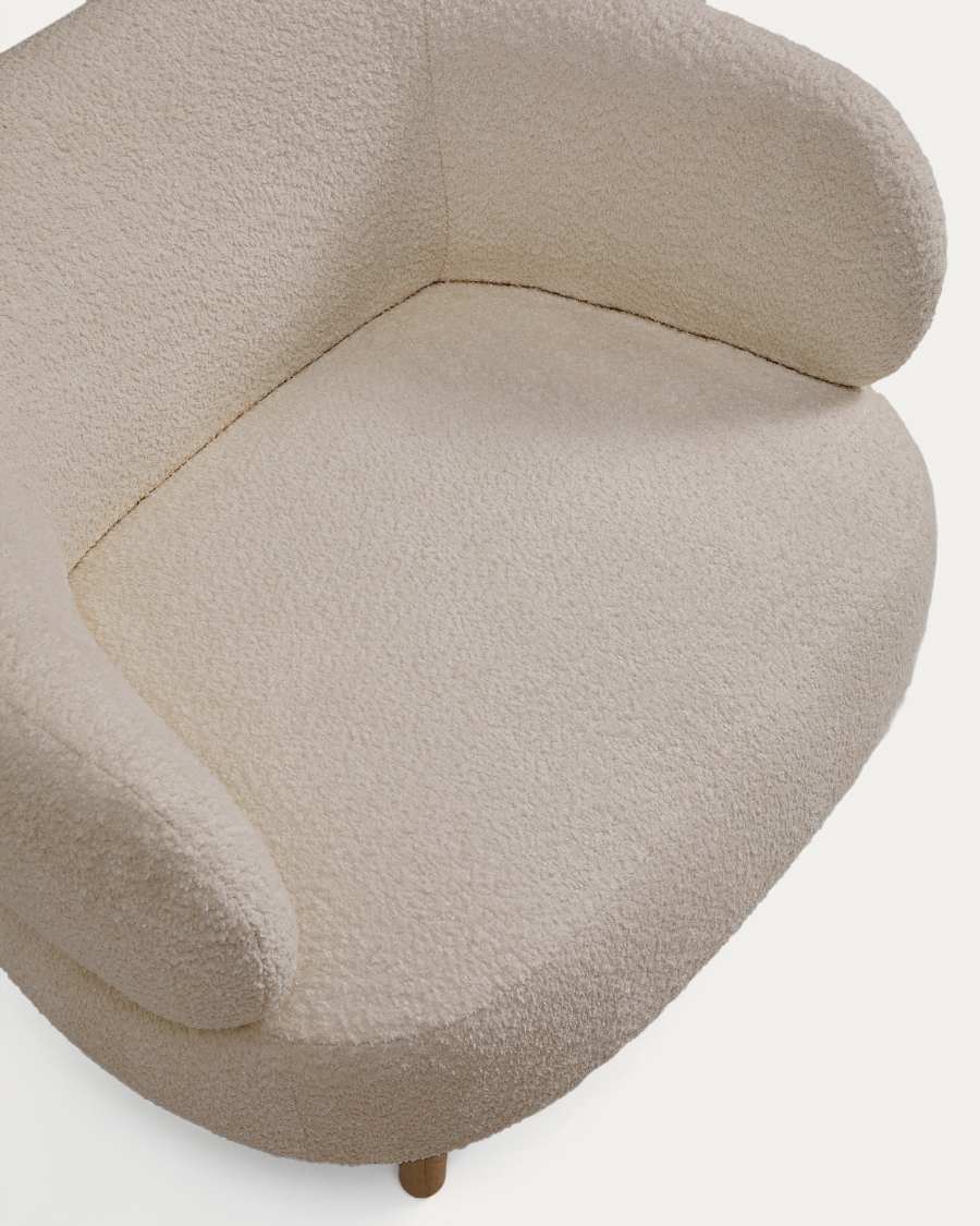 Sessel Luisa in beigem, schwer entflammbarem Lammfellimitat mit Beinen aus massivem Buchenholz, 90 cm