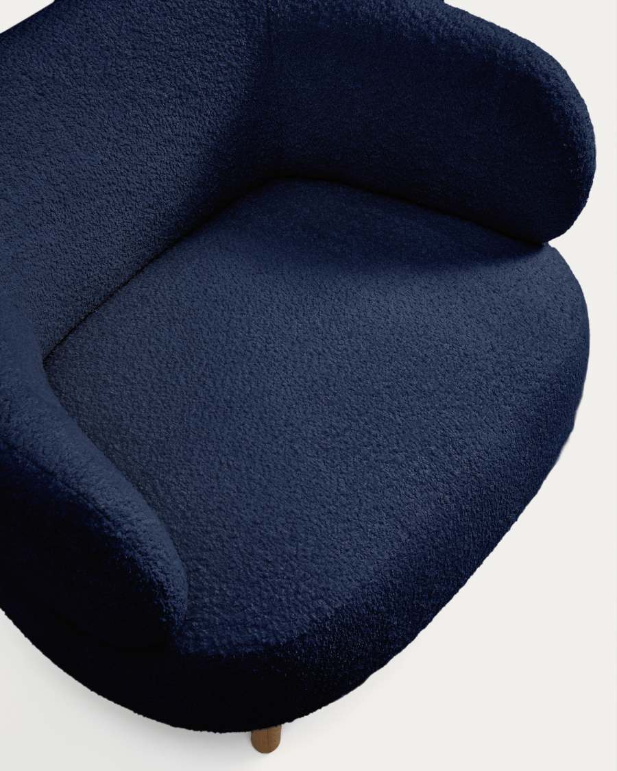 Sessel Luisa in blauem, schwer entflammbarem Lammfellimitat mit Beinen aus massivem Buchenholz, 90 cm
