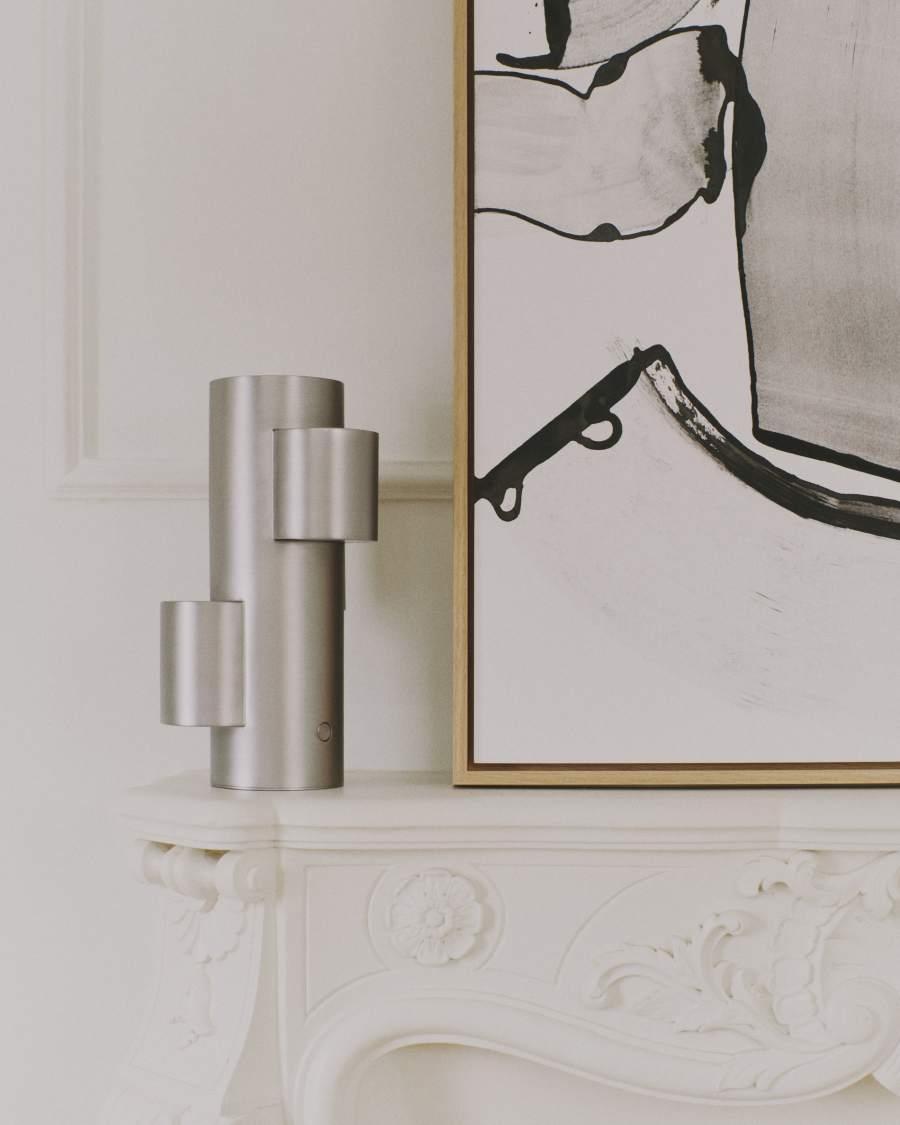 Lampe de table LED portable Adrina en métal gris clair avec finition brossée