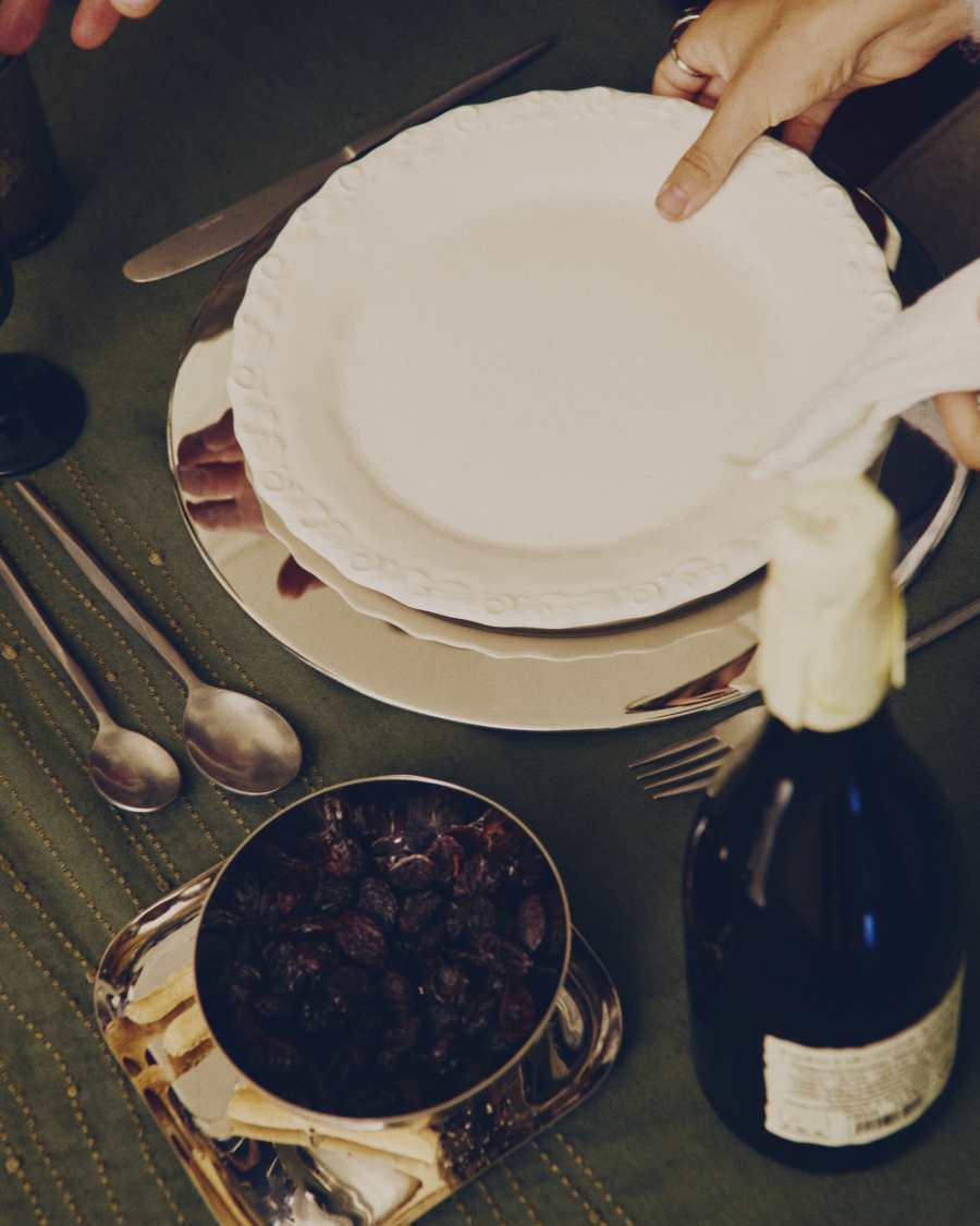 Πιάτο γλυκού Varla σε μπεζ κεραμικό.