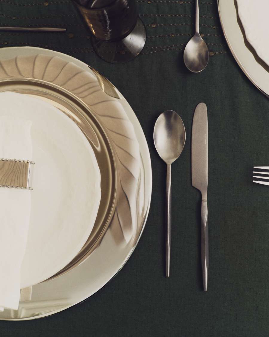 Πιάτο γλυκού Varla σε μπεζ κεραμικό.