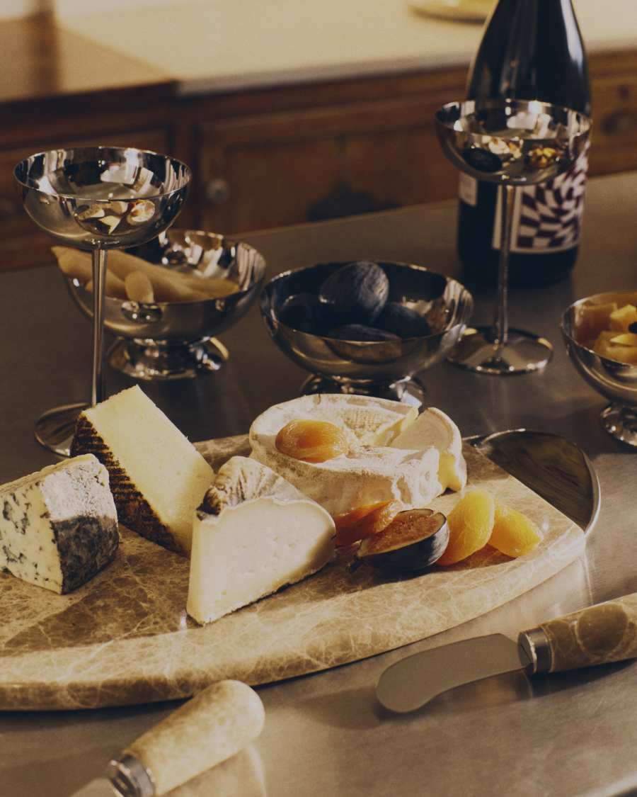 Tavola da servizio Adoma in marmo beige e metallo