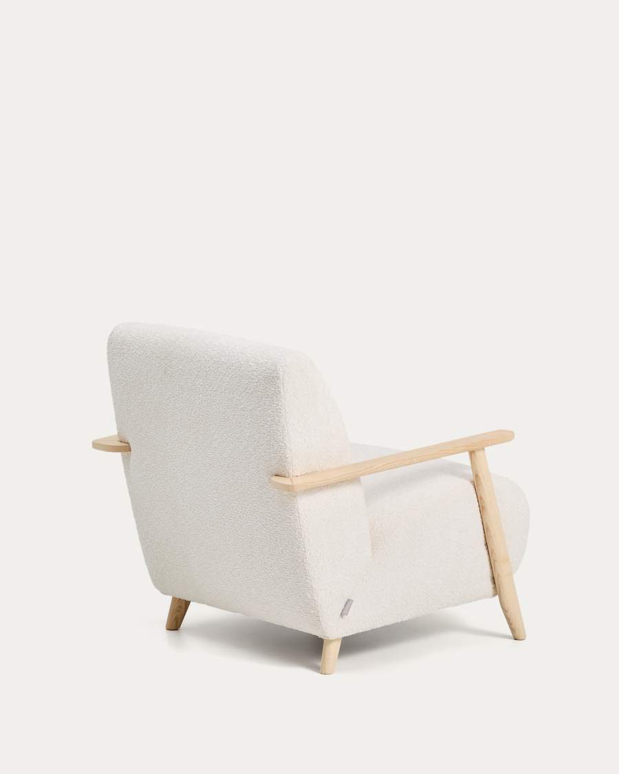 Sessel Meghan in ecrufarbenem, schwer entflammbarem Lammfellimitat mit massivem Eschenholz mit naturfarbenem Finish, FSC Mix Credit