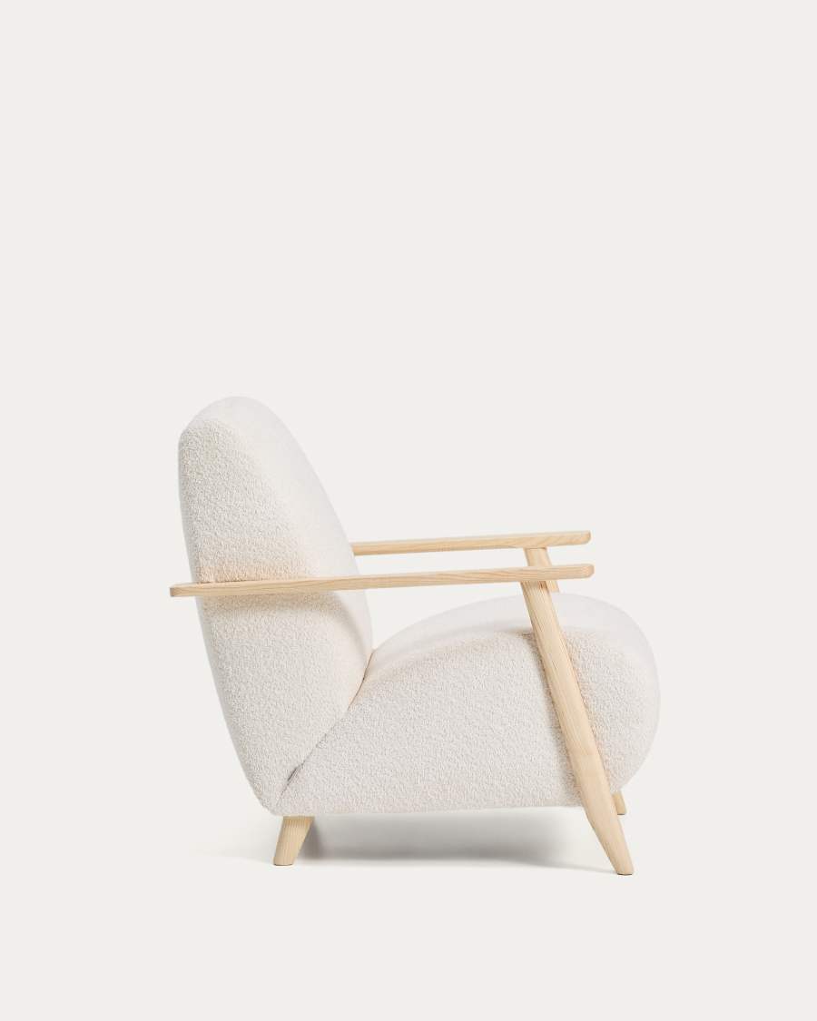 Sessel Meghan in ecrufarbenem, schwer entflammbarem Lammfellimitat mit massivem Eschenholz mit naturfarbenem Finish, FSC Mix Credit