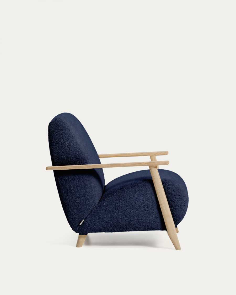 Sessel Meghan in blauem, schwer entflammbarem Lammfellimitat mit massivem Eschenholz mit naturfarbenem Finish, FSC Mix Credit