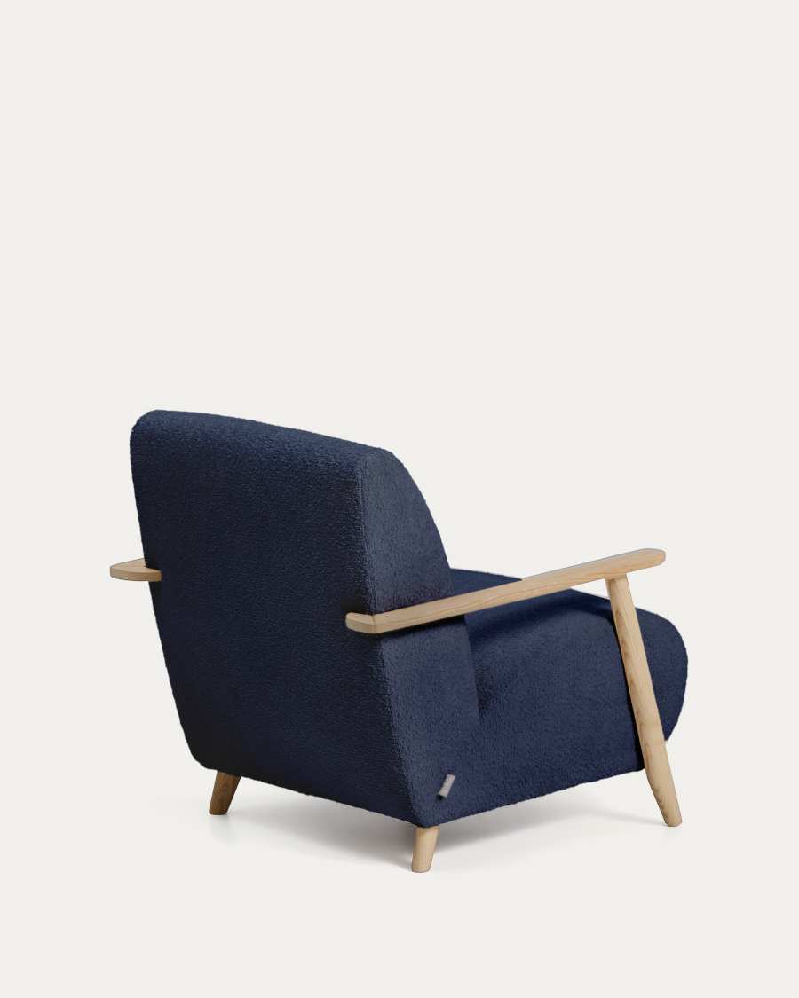 Sessel Meghan in blauem, schwer entflammbarem Lammfellimitat mit massivem Eschenholz mit naturfarbenem Finish, FSC Mix Credit