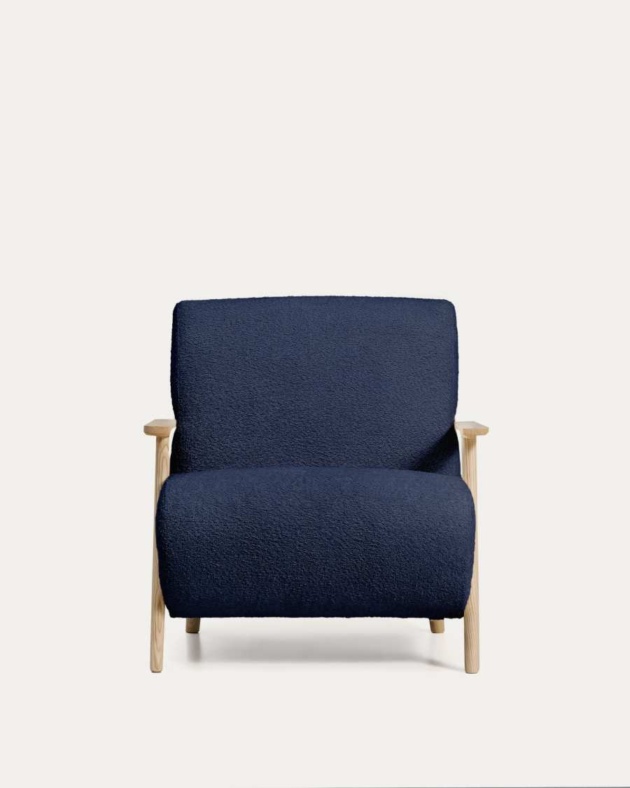 Sessel Meghan in blauem, schwer entflammbarem Lammfellimitat mit massivem Eschenholz mit naturfarbenem Finish, FSC Mix Credit