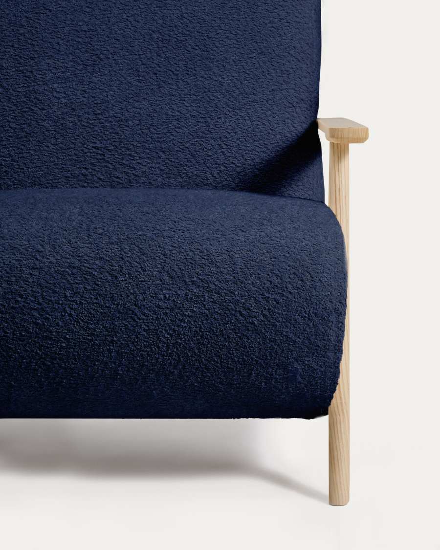 Sessel Meghan in blauem, schwer entflammbarem Lammfellimitat mit massivem Eschenholz mit naturfarbenem Finish, FSC Mix Credit