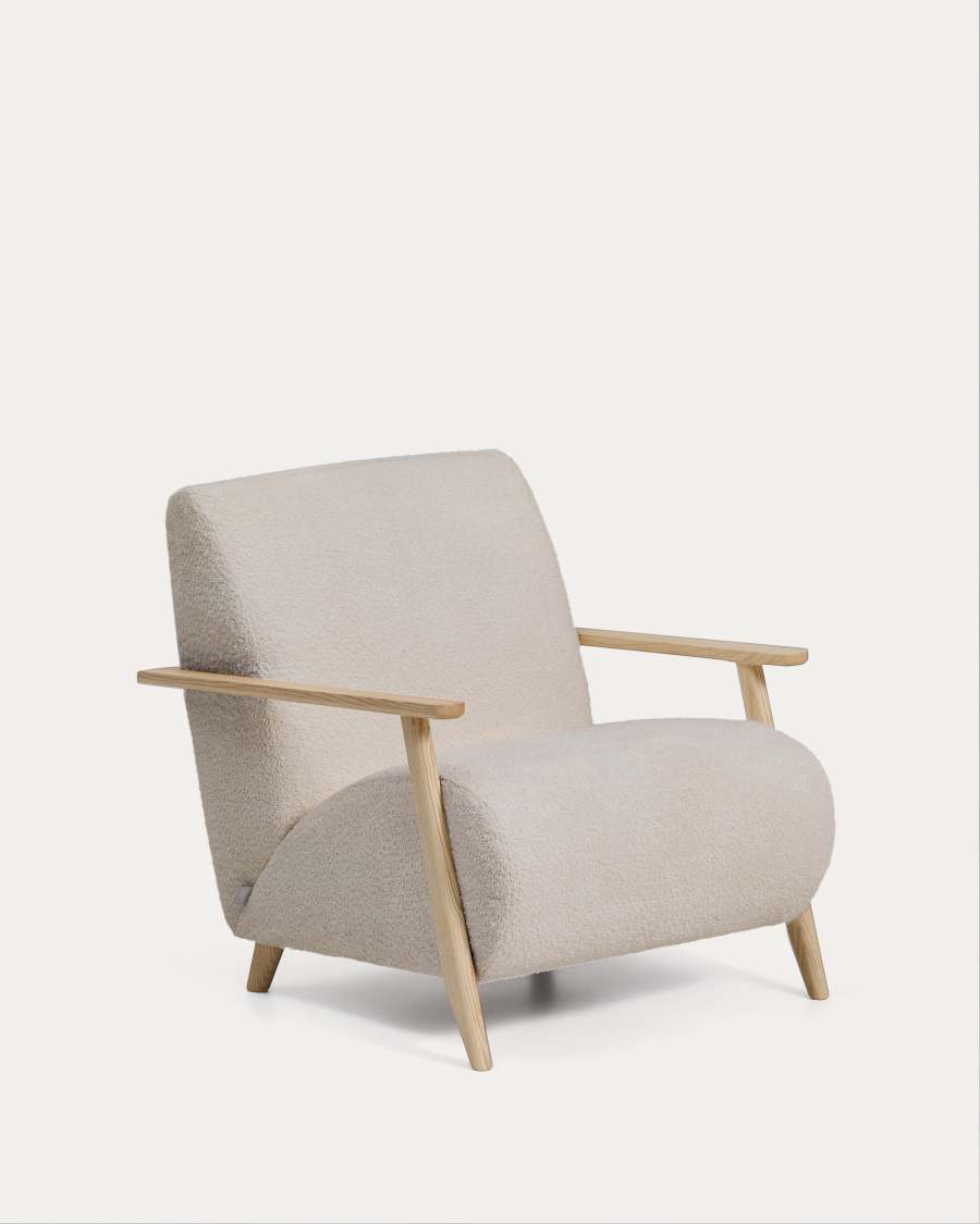 Sessel Meghan in beigem, schwer entflammbarem Lammfellimitat mit massivem Eschenholz mit naturfarbenem Finish, FSC Mix Credit