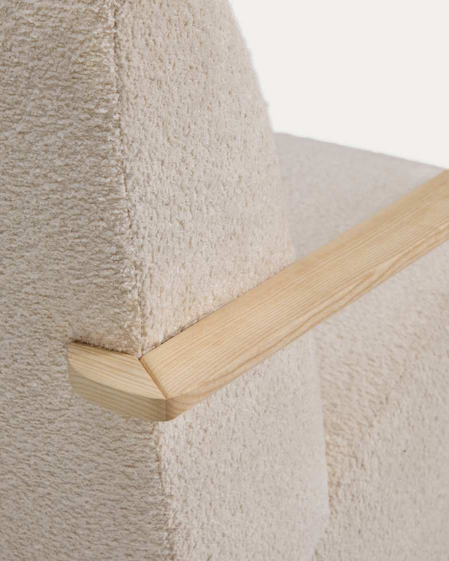 Sessel Meghan in beigem, schwer entflammbarem Lammfellimitat mit massivem Eschenholz mit naturfarbenem Finish, FSC Mix Credit