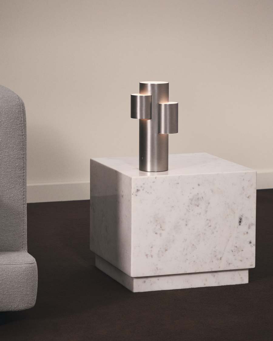 Stolik pomocniczy Sorein z białego marmuru 50 x 50 cm