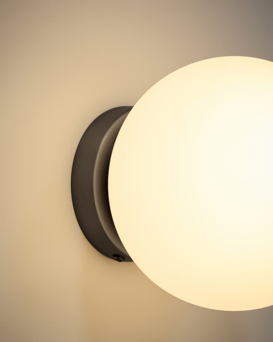 Brisia metal wall lamp with black finish and 1 frosted glass ball Ø15cm