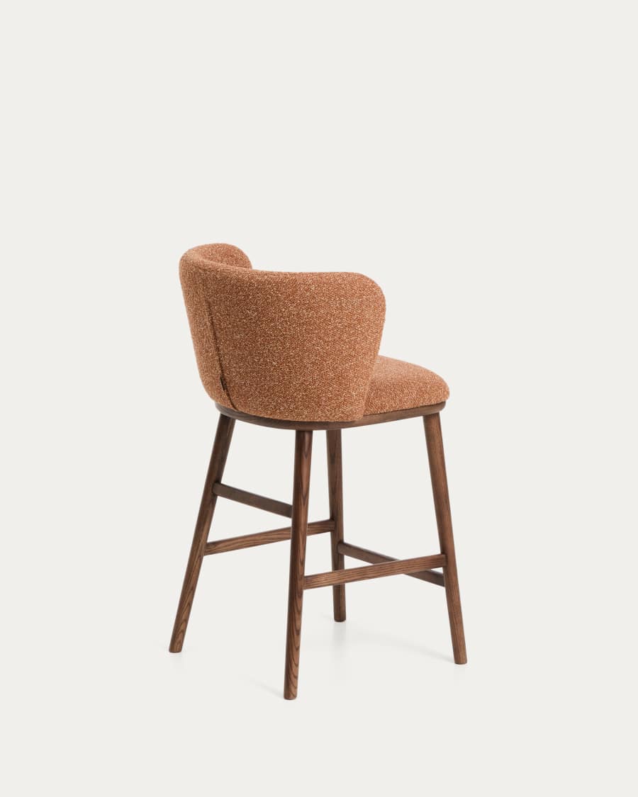 Tamboret Ciselia de xenilla gruixuda terracota i potes de fusta massissa de freixe amb acabat to noguera FSC Mix Credit 65 cm