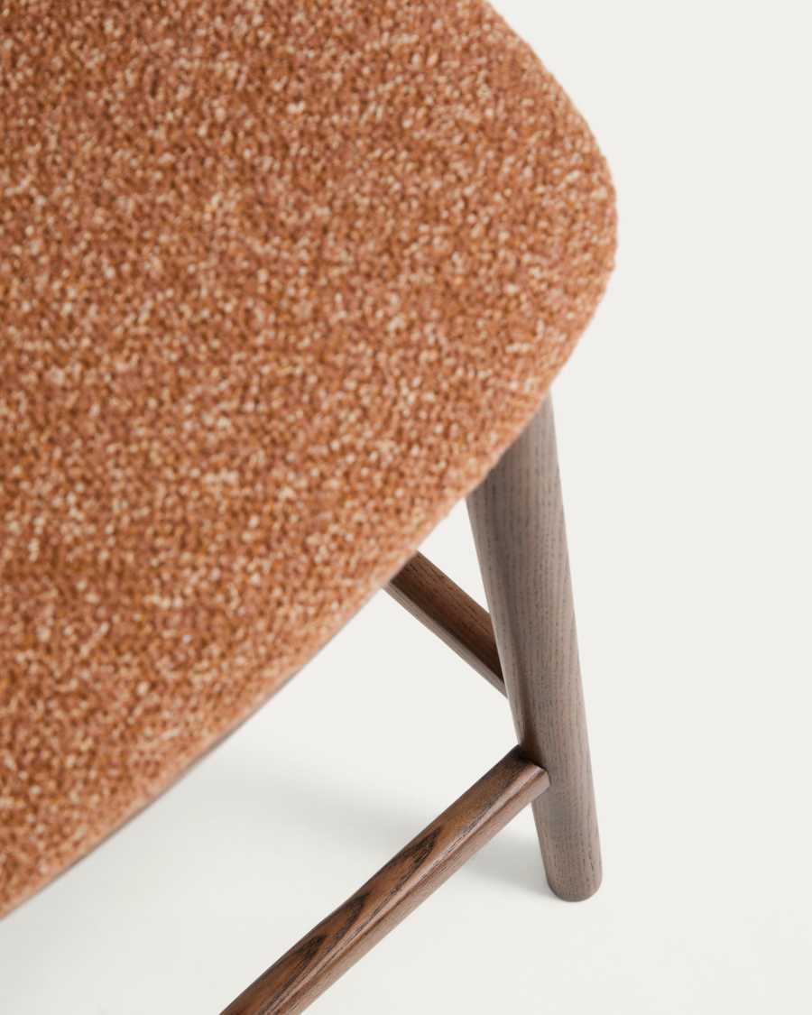 Tamboret Ciselia de xenilla gruixuda terracota i potes de fusta massissa de freixe amb acabat to noguera FSC Mix Credit 65 cm