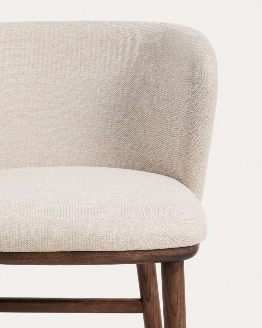 Tamboret Ciselia de xenilla beix i potes de fusta massissa de freixe amb acabat to noguera FSC Mix Credit 75 cm