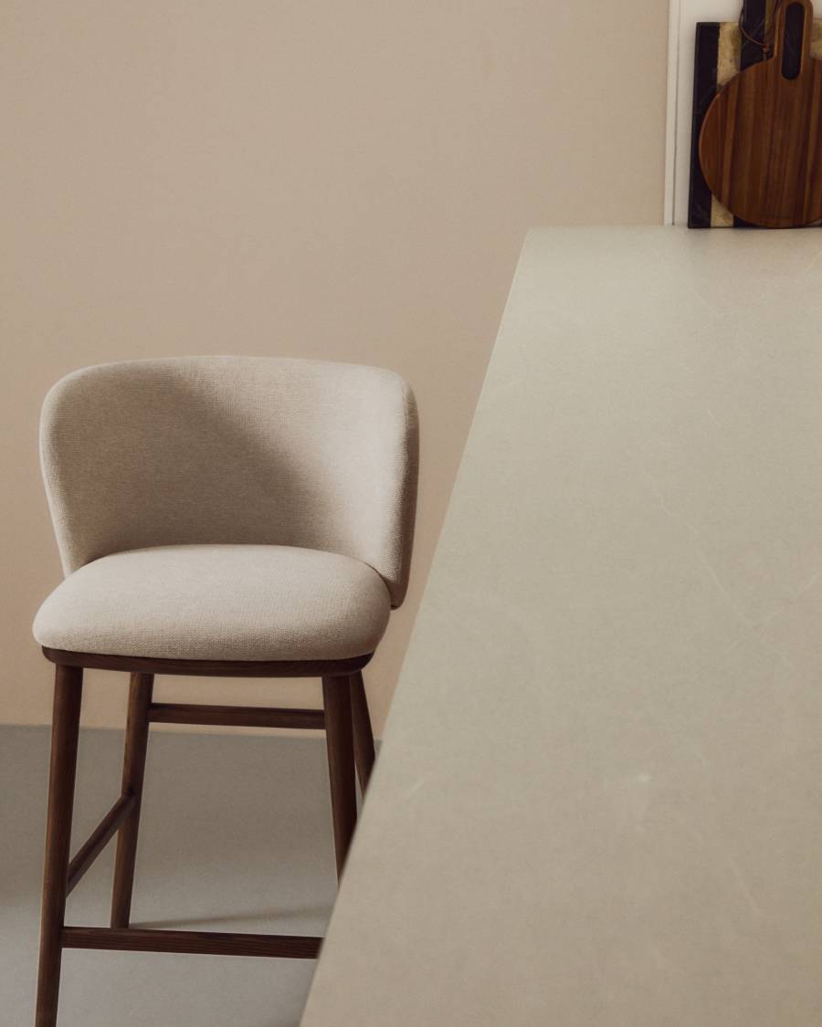 Tamboret Ciselia de xenilla beix i potes de fusta massissa de freixe amb acabat to noguera FSC Mix Credit 65 cm