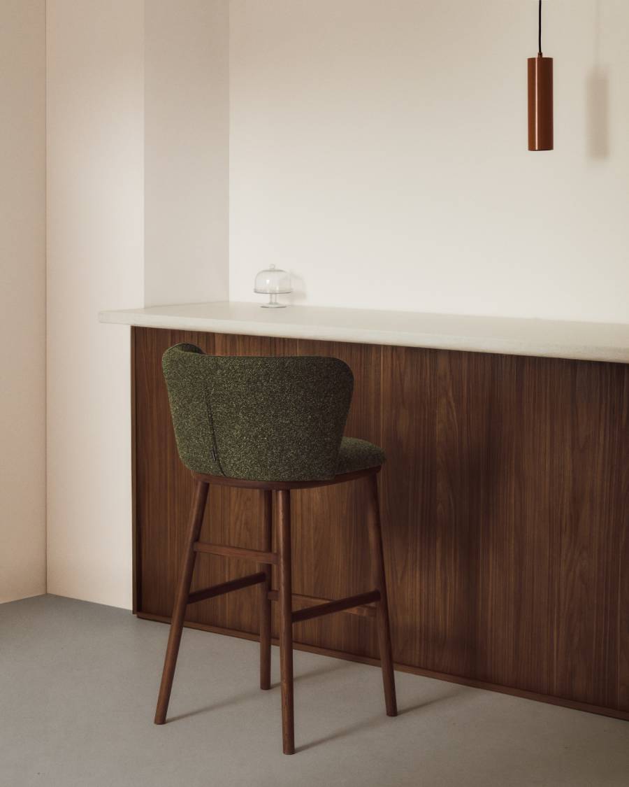 Tamboret Ciselia de xenilla gruixuda verd fosc i potes de fusta massissa de freixe amb acabat to noguera FSC Mix Credit 65 cm