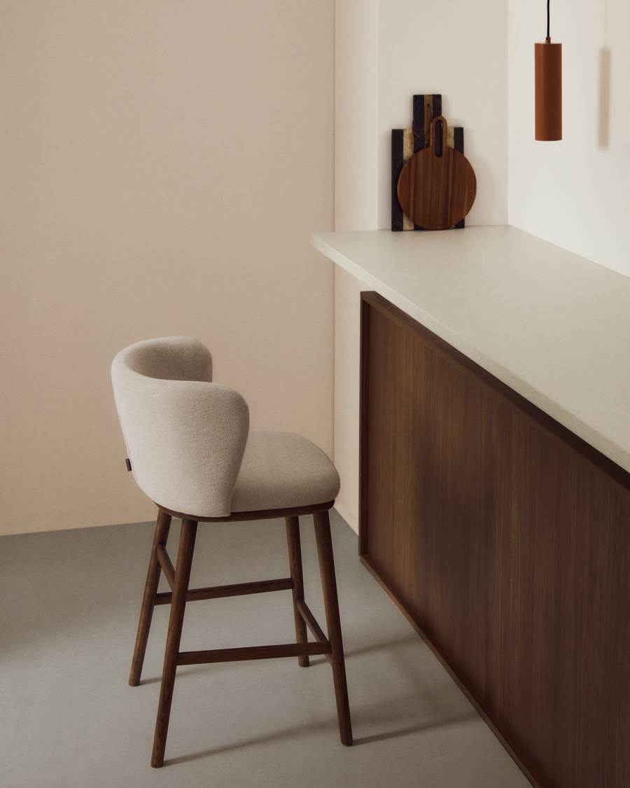 Tamboret Ciselia de xenilla beix i potes de fusta massissa de freixe amb acabat to noguera FSC Mix Credit 65 cm