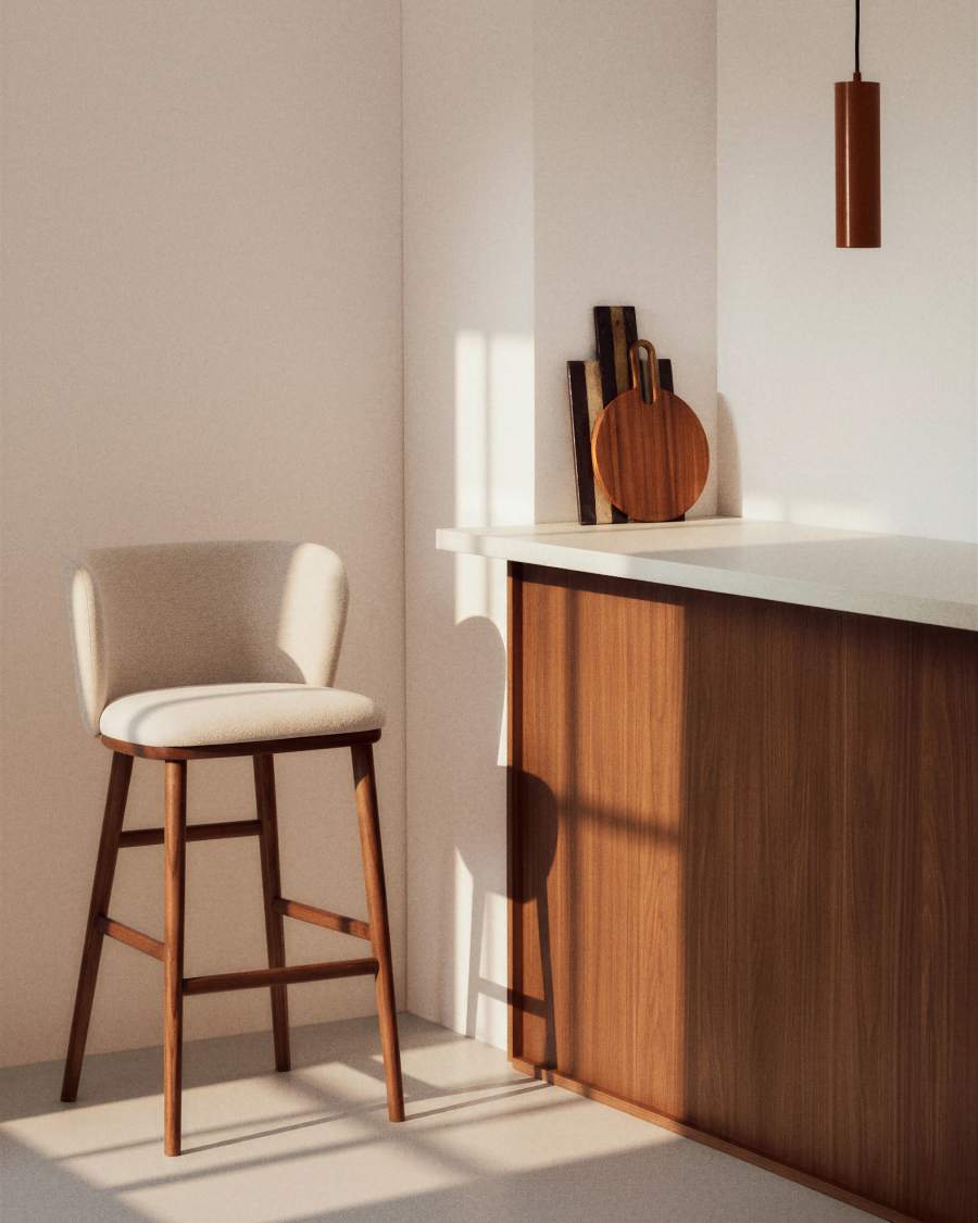 Tamboret Ciselia de xenilla beix i potes de fusta massissa de freixe amb acabat to noguera FSC Mix Credit 75 cm