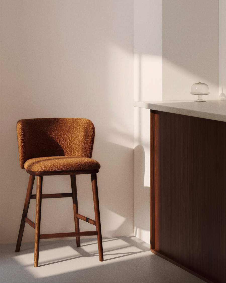 Tamboret Ciselia de xenilla gruixuda terracota i potes de fusta massissa de freixe amb acabat to noguera FSC Mix Credit 65 cm