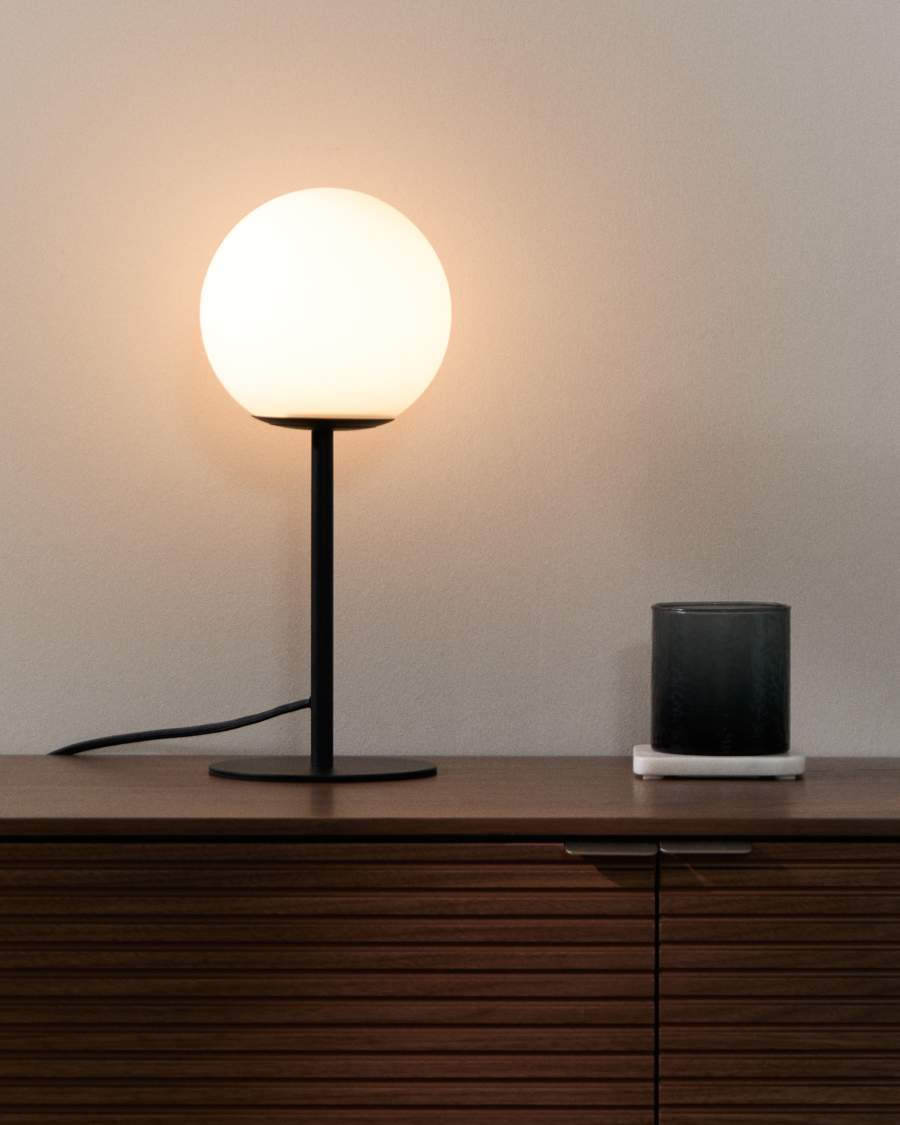 Brisia metal table lamp with black finish and 1 frosted glass ball Ø15cm