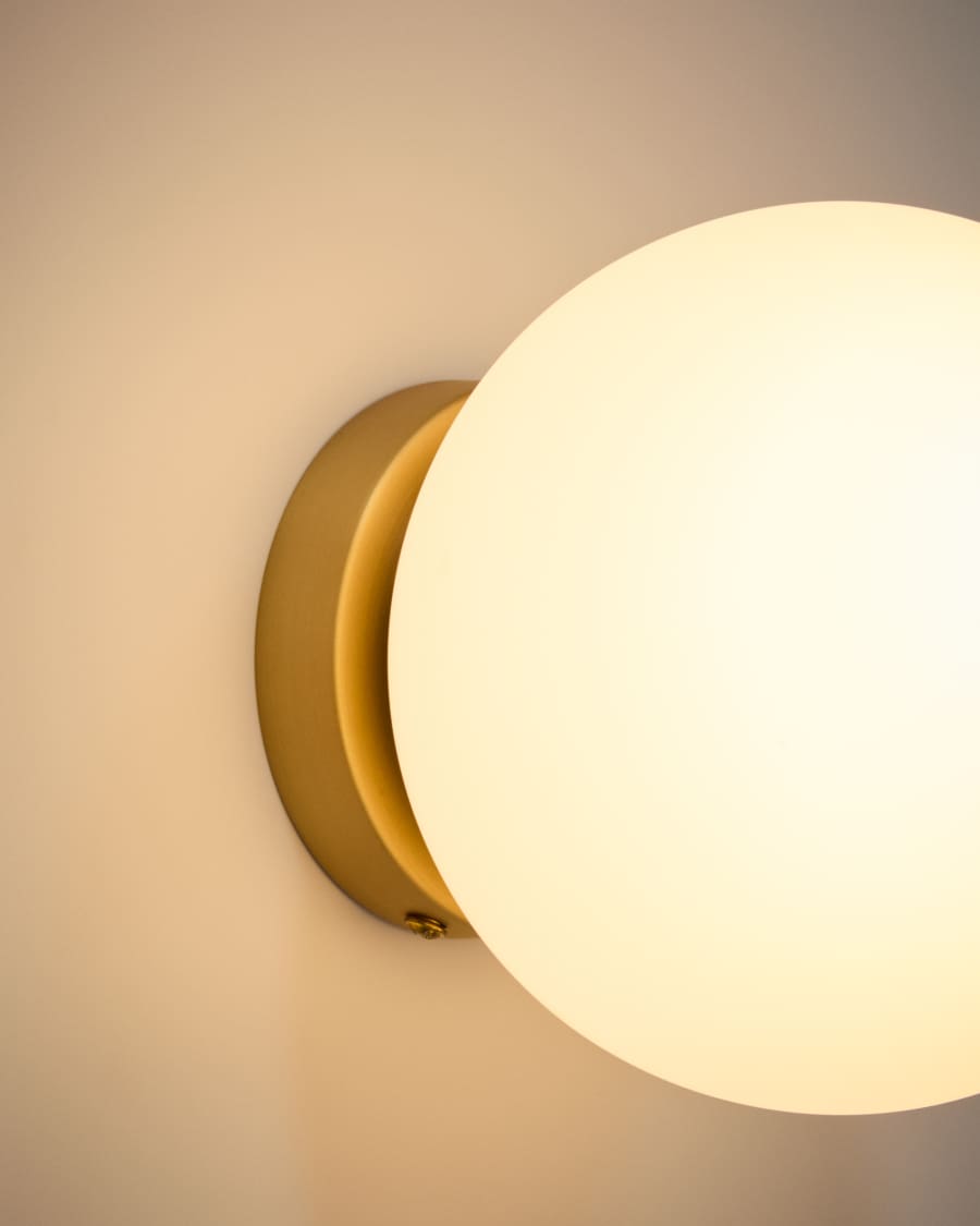 Brisia metal wall lamp with brushed brass finish and 1 frosted glass ball Ø15cm