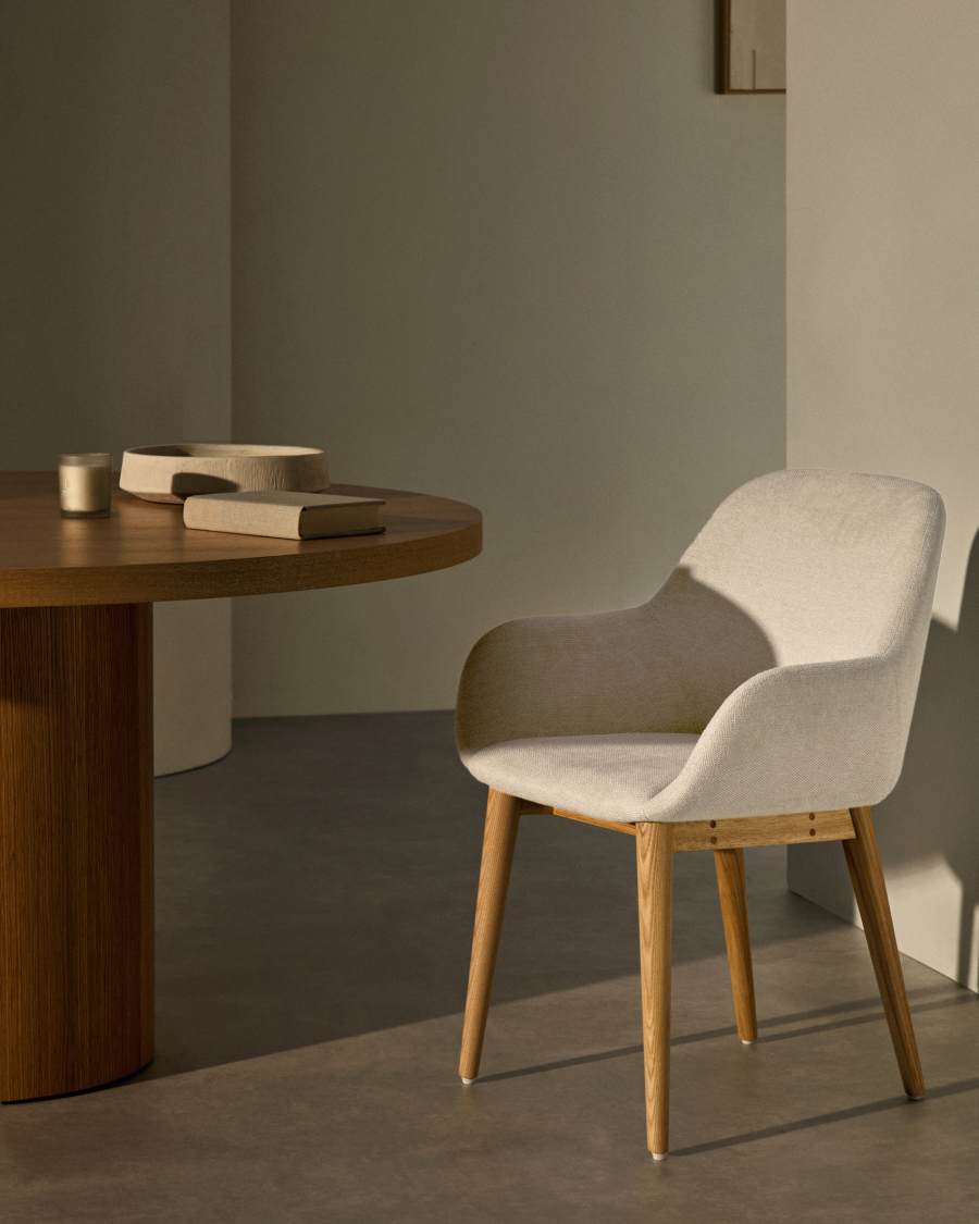 Konna Stuhl in Beige und Beine aus massivem Eschenholz mit natürlichem Finish