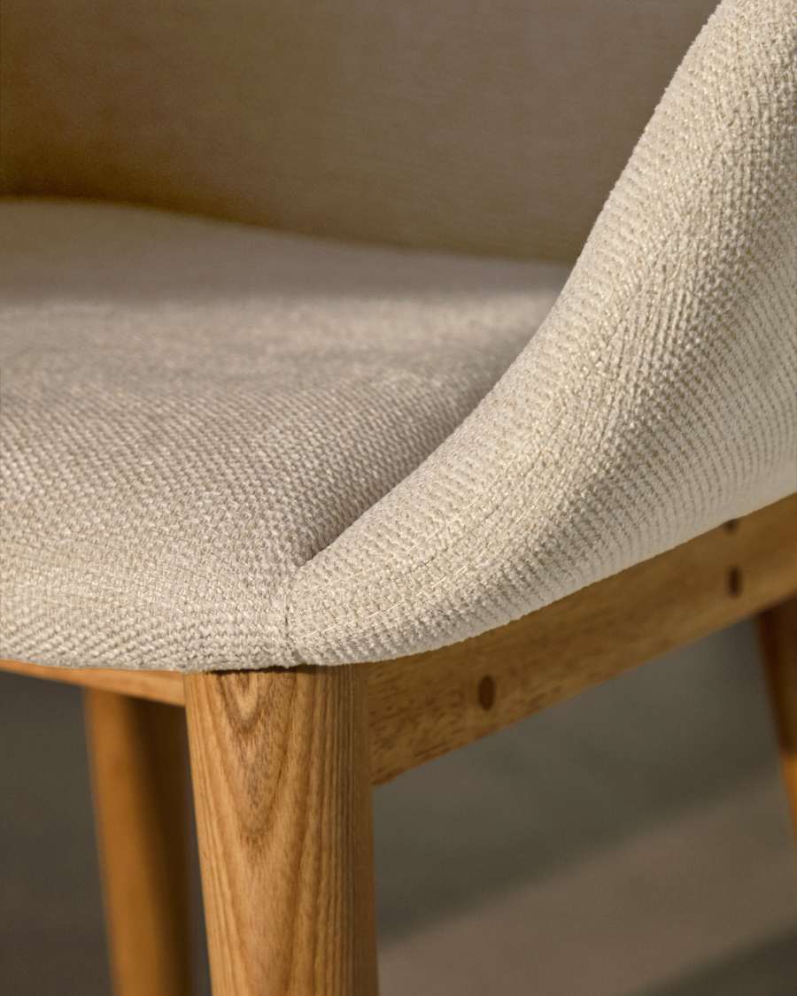 Konna Stuhl in Beige und Beine aus massivem Eschenholz mit natürlichem Finish