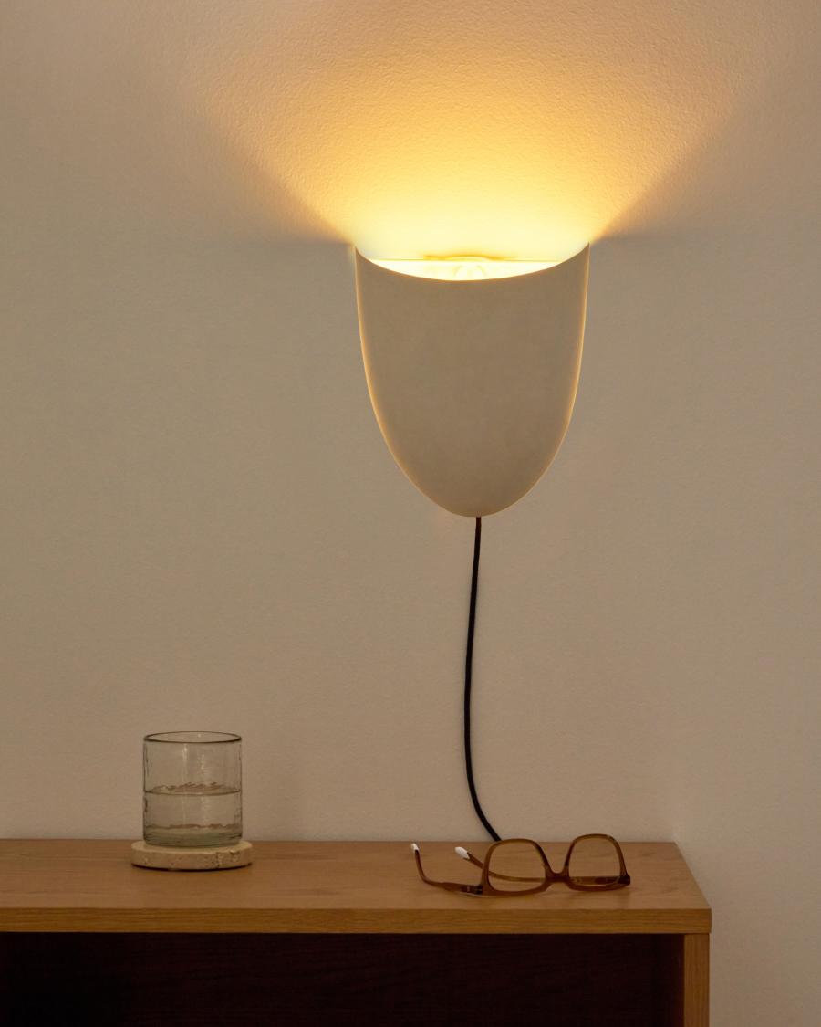 Nibla wall-mounted light fixture in white clay-effect metal
