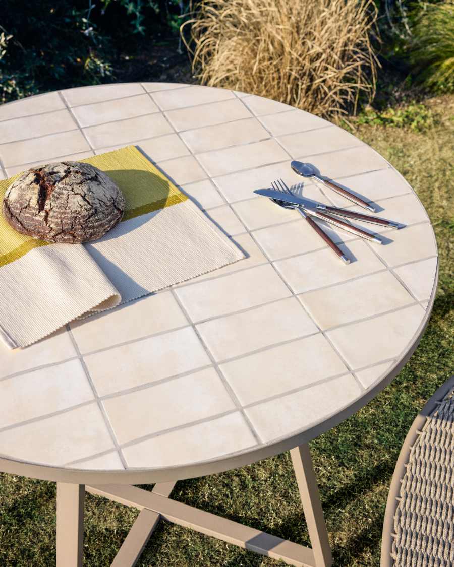 Runder Tisch Tella mit verzinktem Stahl und beigen Fliesen, Ø 90 cm