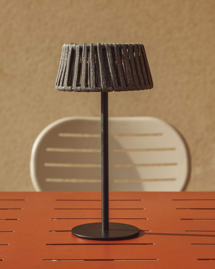 Outdoor-Solar-Tischlampe Aldet aus flachem Seil mit schwarzem Metallfuß