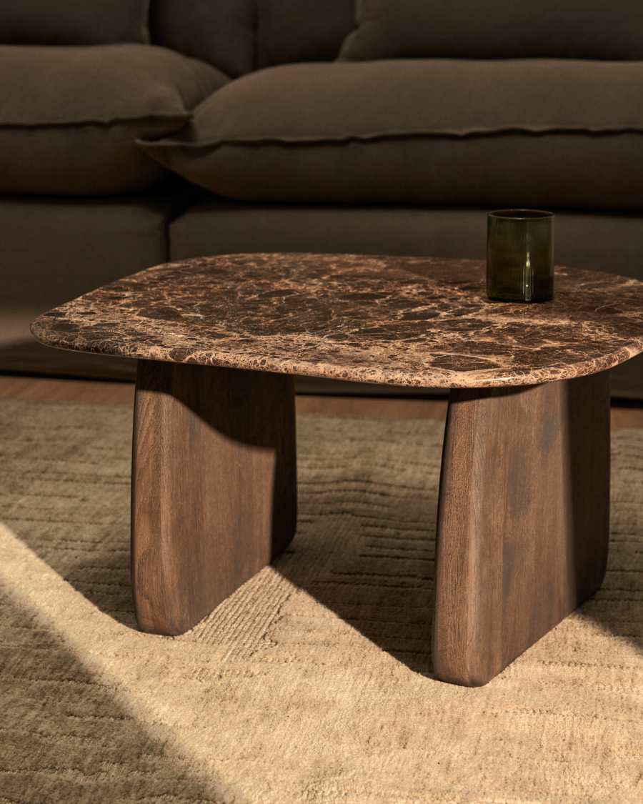 Beistelltisch Pirita aus braunem Marmor mit Beinen aus massivem Eichenholz mit dunklem Finish, 71 x 70 cm, FSC 100 %