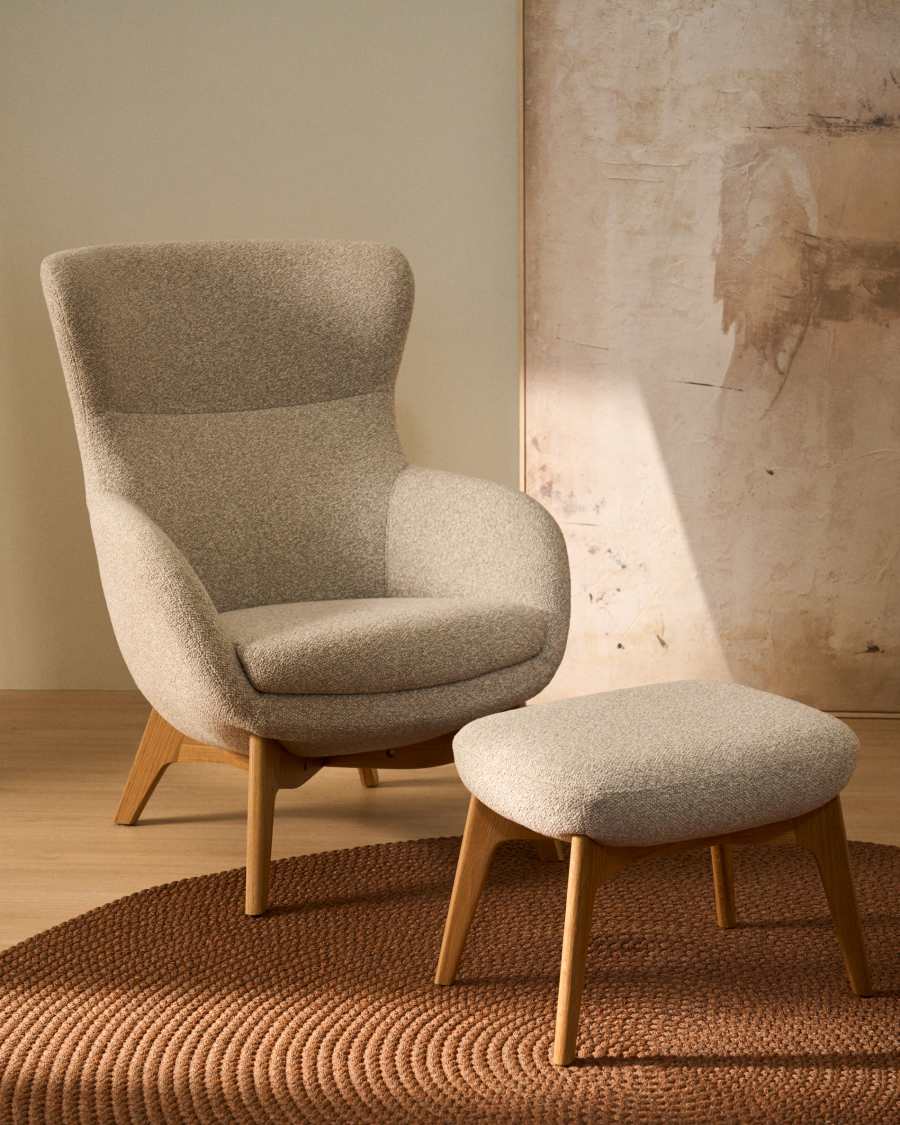 Sessel Adiran mit dicker Chenille in Beige und Beinen aus massivem Eichenholz mit natürlichem Finish