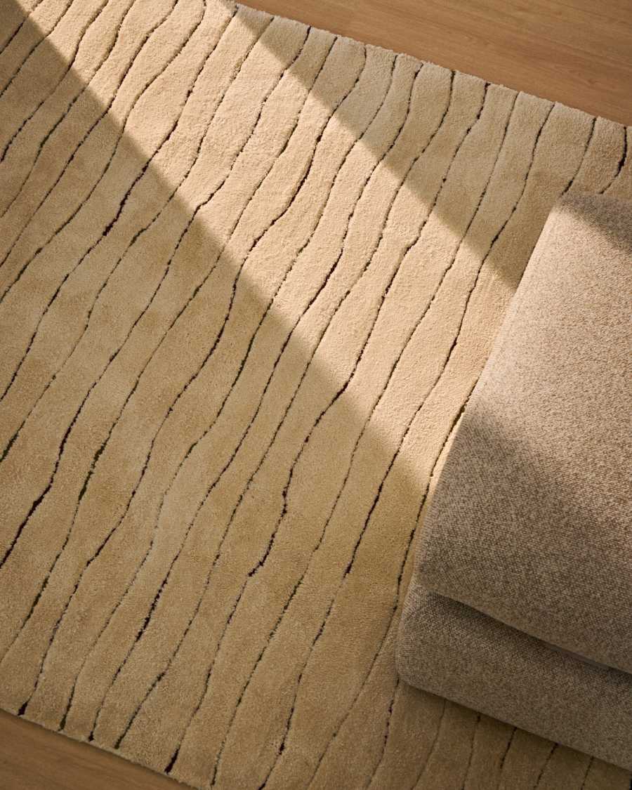 Loram beige fur-effect rug 200 x 300 cm