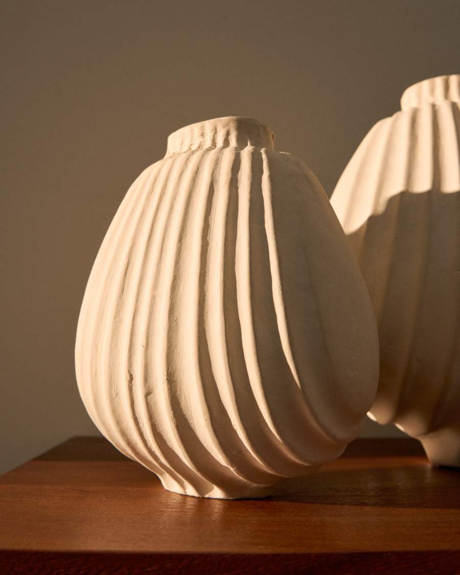 Arisea ecru papier-mâché vase 18 cm