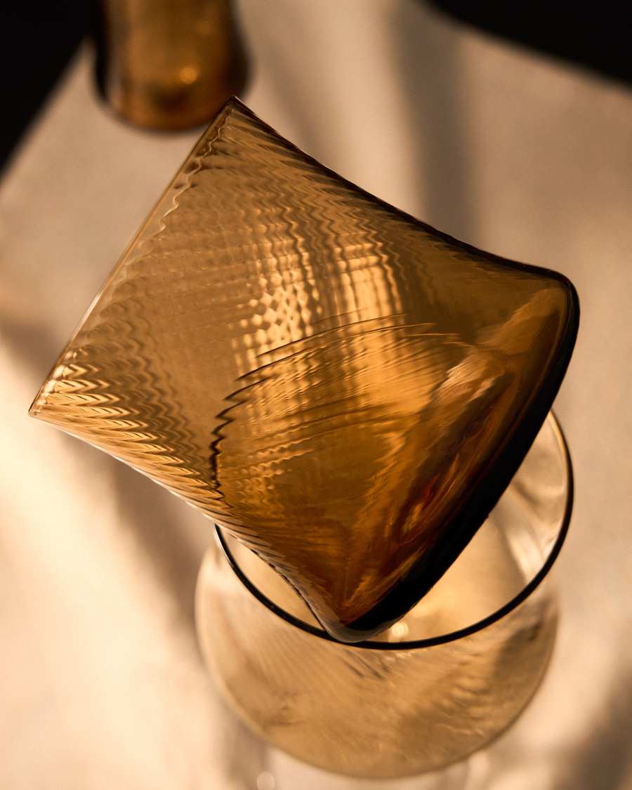 Auri embossed amber wine glass with relief 34 cl