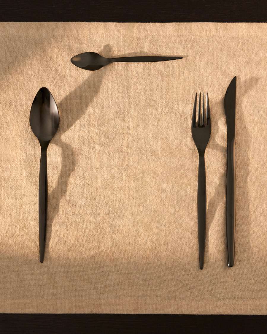 Selua 16-piece stainless steel cutlery set with a glossy black finish